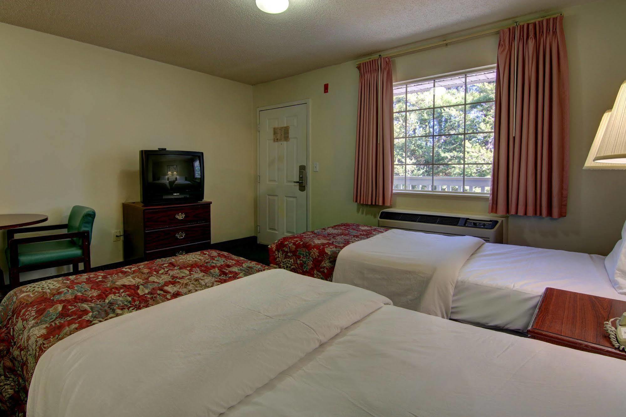 Intown Suites Extended Stay Raleigh Nc- Capital Blvd Екстериор снимка