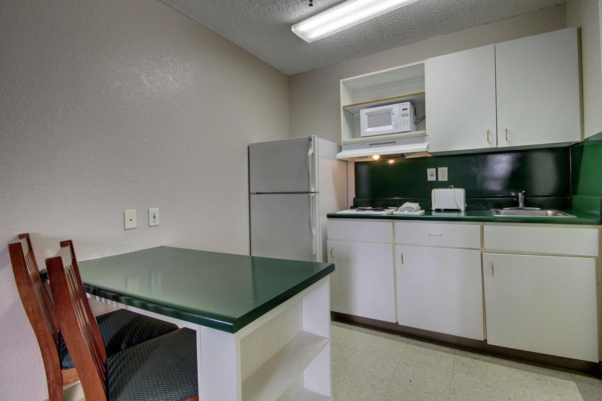 Intown Suites Extended Stay Raleigh Nc- Capital Blvd Екстериор снимка